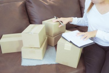 Evde çalışmak, çevrimiçi dağıtımı ortadan kaldırmak, çevrimiçi satışlar, stoklarda depolama ürünleri, ürün miktarlarını kontrol etmek, paket kutuları, teslimata hazır