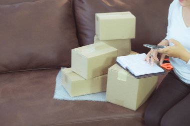 Evde çalışmak, çevrimiçi dağıtımı ortadan kaldırmak, çevrimiçi satışlar, stoklarda depolama ürünleri, ürün miktarlarını kontrol etmek, paket kutuları, teslimata hazır