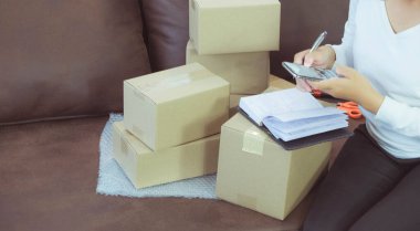 Evde çalışmak, çevrimiçi dağıtımı ortadan kaldırmak, çevrimiçi satışlar, stoklarda depolama ürünleri, ürün miktarlarını kontrol etmek, paket kutuları, teslimata hazır
