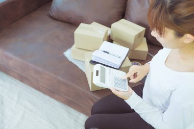 Evde çalışmak, çevrimiçi dağıtımı ortadan kaldırmak, çevrimiçi satışlar, stoklarda depolama ürünleri, ürün miktarlarını kontrol etmek, paket kutuları, teslimata hazır