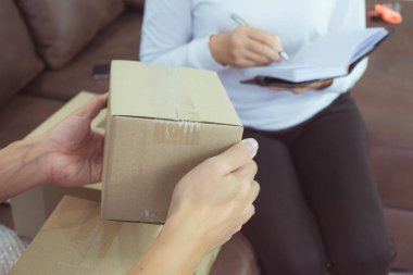 Evde çalışmak, çevrimiçi dağıtımı ortadan kaldırmak, çevrimiçi satışlar, stoklarda depolama ürünleri, ürün miktarlarını kontrol etmek, paket kutuları, teslimata hazır