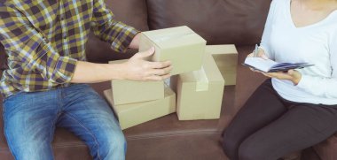 Evde çalışmak, çevrimiçi dağıtımı ortadan kaldırmak, çevrimiçi satışlar, stoklarda depolama ürünleri, ürün miktarlarını kontrol etmek, paket kutuları, teslimata hazır