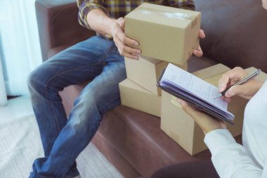 Evde çalışmak, çevrimiçi dağıtımı ortadan kaldırmak, çevrimiçi satışlar, stoklarda depolama ürünleri, ürün miktarlarını kontrol etmek, paket kutuları, teslimata hazır