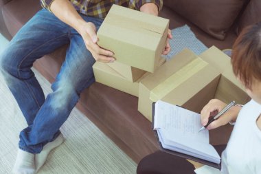 Evde çalışmak, çevrimiçi dağıtımı ortadan kaldırmak, çevrimiçi satışlar, stoklarda depolama ürünleri, ürün miktarlarını kontrol etmek, paket kutuları, teslimata hazır