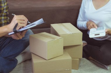 Evde çalışmak, çevrimiçi dağıtımı ortadan kaldırmak, çevrimiçi satışlar, stoklarda depolama ürünleri, ürün miktarlarını kontrol etmek, paket kutuları, teslimata hazır