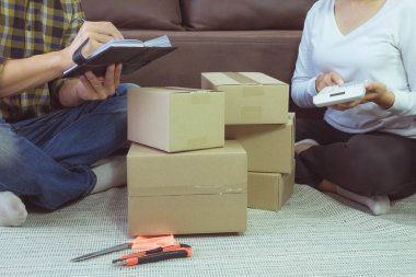 Evde çalışmak, çevrimiçi dağıtımı ortadan kaldırmak, çevrimiçi satışlar, stoklarda depolama ürünleri, ürün miktarlarını kontrol etmek, paket kutuları, teslimata hazır