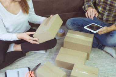 Evde çalışmak, çevrimiçi dağıtımı ortadan kaldırmak, çevrimiçi satışlar, stoklarda depolama ürünleri, ürün miktarlarını kontrol etmek, paket kutuları, teslimata hazır