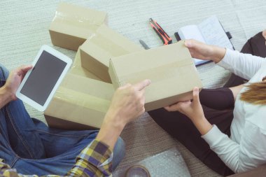 Evde çalışmak, çevrimiçi dağıtımı ortadan kaldırmak, çevrimiçi satışlar, stoklarda depolama ürünleri, ürün miktarlarını kontrol etmek, paket kutuları, teslimata hazır