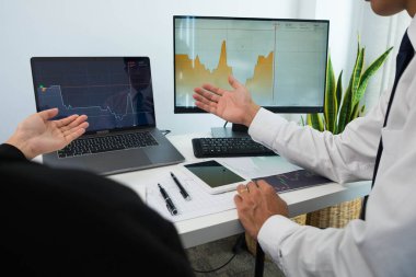 Hisse senedi sörfçüleri iş karları elde etmek için online borsacılara, alım satımlara, hisse senetlerine yatırım yapıyorlar.