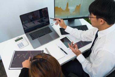Hisse senedi sörfçüleri iş karları elde etmek için online borsacılara, alım satımlara, hisse senetlerine yatırım yapıyorlar.