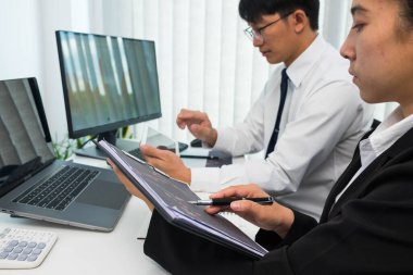Hisse senedi sörfçüleri iş karları elde etmek için online borsacılara, alım satımlara, hisse senetlerine yatırım yapıyorlar.