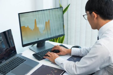 Hisse senedi sörfçüleri iş karları elde etmek için online borsacılara, alım satımlara, hisse senetlerine yatırım yapıyorlar.