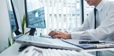 Hisse senedi sörfçüleri iş karları elde etmek için online borsacılara, alım satımlara, hisse senetlerine yatırım yapıyorlar.
