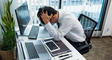 Hisse senedi sörfçüleri iş karları elde etmek için online borsacılara, alım satımlara, hisse senetlerine yatırım yapıyorlar.