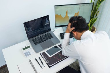 Hisse senedi sörfçüleri iş karları elde etmek için online borsacılara, alım satımlara, hisse senetlerine yatırım yapıyorlar.