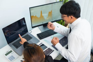 Hisse senedi sörfçüleri iş karları elde etmek için online borsacılara, alım satımlara, hisse senetlerine yatırım yapıyorlar.