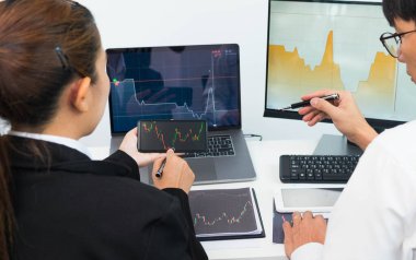 Hisse senedi sörfçüleri iş karları elde etmek için online borsacılara, alım satımlara, hisse senetlerine yatırım yapıyorlar.
