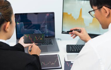 Hisse senedi sörfçüleri iş karları elde etmek için online borsacılara, alım satımlara, hisse senetlerine yatırım yapıyorlar.