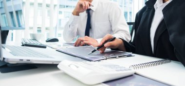 Hisse senedi sörfçüleri iş karları elde etmek için online borsacılara, alım satımlara, hisse senetlerine yatırım yapıyorlar.