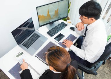 Hisse senedi sörfçüleri iş karları elde etmek için online borsacılara, alım satımlara, hisse senetlerine yatırım yapıyorlar.