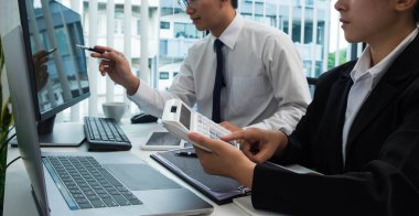 Hisse senedi sörfçüleri iş karları elde etmek için online borsacılara, alım satımlara, hisse senetlerine yatırım yapıyorlar.