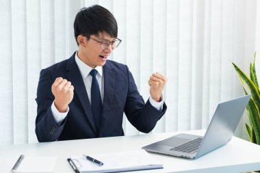 Masada jestleri olan iş adamları, çeşitli şekillerde çalışırlar, otururlar, çalışırlar, mutlu olurlar, iş yerinde oturup düşünürler.