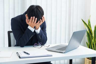 Masada jestleri olan iş adamları, çeşitli şekillerde çalışırlar, otururlar, çalışırlar, mutlu olurlar, iş yerinde oturup düşünürler.