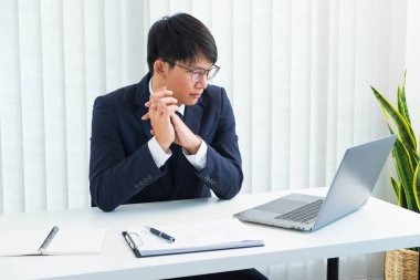 Masada jestleri olan iş adamları, çeşitli şekillerde çalışırlar, otururlar, çalışırlar, mutlu olurlar, iş yerinde oturup düşünürler.