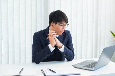 Masada jestleri olan iş adamları, çeşitli şekillerde çalışırlar, otururlar, çalışırlar, mutlu olurlar, iş yerinde oturup düşünürler.