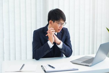 Masada jestleri olan iş adamları, çeşitli şekillerde çalışırlar, otururlar, çalışırlar, mutlu olurlar, iş yerinde oturup düşünürler.