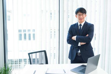 Masada jestleri olan iş adamları, çeşitli şekillerde çalışırlar, otururlar, çalışırlar, mutlu olurlar, iş yerinde oturup düşünürler.