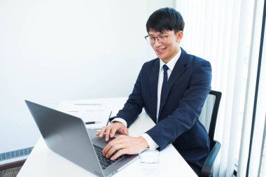 Masada jestleri olan iş adamları, çeşitli şekillerde çalışırlar, otururlar, çalışırlar, mutlu olurlar, iş yerinde oturup düşünürler.
