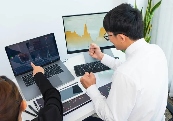 Hisse senedi sörfçüleri iş karları elde etmek için online borsacılara, alım satımlara, hisse senetlerine yatırım yapıyorlar.