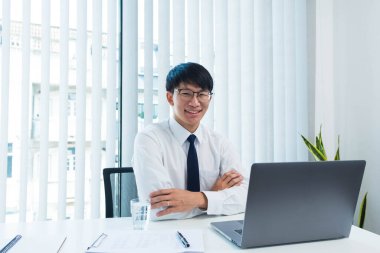 Masada jestleri olan iş adamları, çeşitli şekillerde çalışırlar, otururlar, çalışırlar, mutlu olurlar, iş yerinde oturup düşünürler.