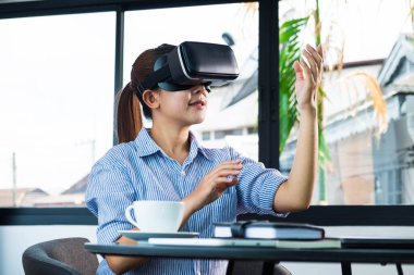 İş yerinde müzik dinleyerek, oyunlar oynayarak, video konuşmaları yaparak rahatlama ve gevşeme