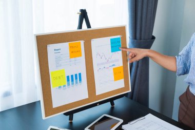 Kazançların sunumu sırasında iş adamları finans tablosuna sunuluyor, iş performans raporuna danışılıyor, rapor verilerine bakılıyor