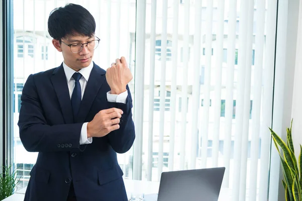 Zakenmensen Met Gebaren Tafel Die Verschillende Vormen Werken Zitten Werken — Stockfoto