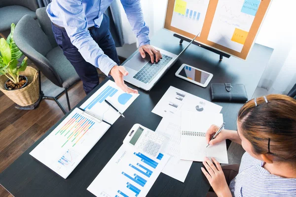 Geschäftsleute Die Während Der Ergebnispräsentation Flipchart Erscheinen Konsultieren Den Geschäftsleistungsbericht — Stockfoto