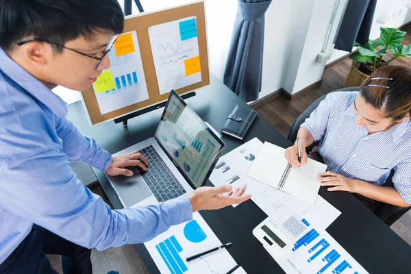 Geschäftsleute Die Während Der Ergebnispräsentation Flipchart Erscheinen Konsultieren Den Geschäftsleistungsbericht — Stockfoto