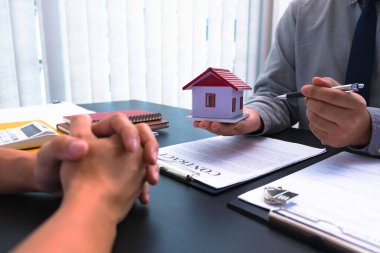 Ev ve gayrimenkul satın alma sözleşmeleri imzalamayı, ev satın alma oranlarını hesaplamayı, ev anahtarlarını vermeyi ve evleri tavsiye etmeyi teklif et..