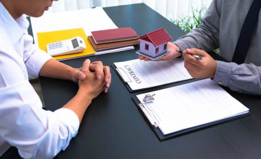 Ev ve gayrimenkul satın alma sözleşmeleri imzalamayı, ev satın alma oranlarını hesaplamayı, ev anahtarlarını vermeyi ve evleri tavsiye etmeyi teklif et..