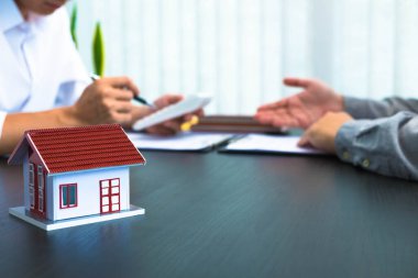 Ev ve gayrimenkul satın alma sözleşmeleri imzalamayı, ev satın alma oranlarını hesaplamayı, ev anahtarlarını vermeyi ve evleri tavsiye etmeyi teklif et..