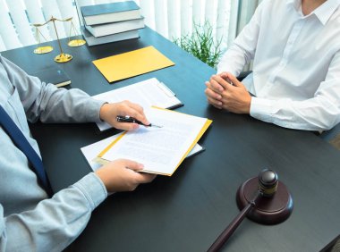 Şirket kaydı, ticari marka tescili, suç davaları, arazi davaları, miras davaları, vasiyetler, işçiler hakkında avukatlara danışın..