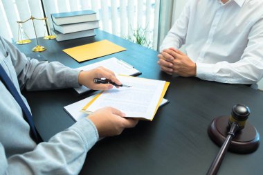 Şirket kaydı, ticari marka tescili, suç davaları, arazi davaları, miras davaları, vasiyetler, işçiler hakkında avukatlara danışın..