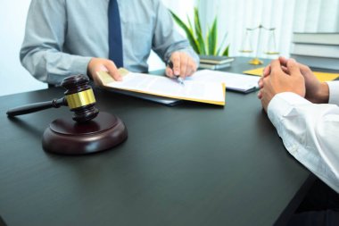 Şirket kaydı, ticari marka tescili, suç davaları, arazi davaları, miras davaları, vasiyetler, işçiler hakkında avukatlara danışın..