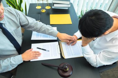 Avukat, ticaret kaydı, yolsuzluk ve müşteriler için belge hazırlama konusunda danışmanlık ve danışmanlık yapacak..