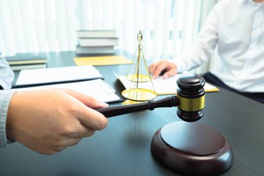 Avukat, ticaret kaydı, yolsuzluk ve müşteriler için belge hazırlama konusunda danışmanlık ve danışmanlık yapacak..