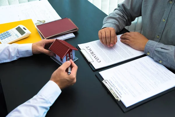 Offrant Des Contrats Vente Immobilière Des Ventes Maisons Des Calculs — Photo