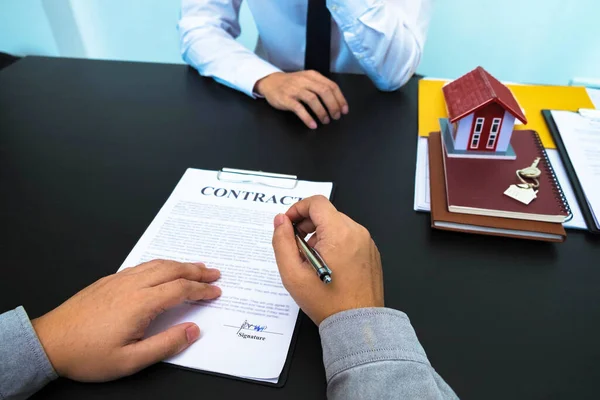 Propor Contrato Para Assinar Contratos Compra Casa Imóveis Calcular Taxas — Fotografia de Stock