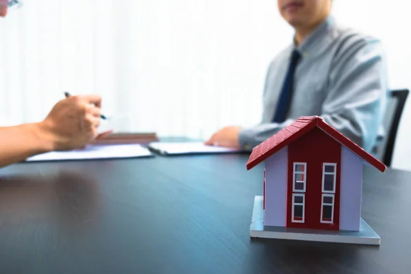 Zaproponować Umowę Podpisanie Umów Kupna Domów Nieruchomości Obliczyć Stawki Zakupu — Zdjęcie stockowe